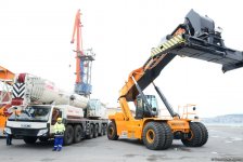 Бакинский порт получил новые погрузчики из Китая (ФОТО)