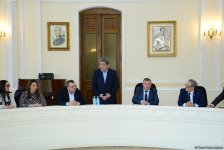 В Баку состоялась презентация романа Юнуса Огуза "Ovçu" (ФОТО)