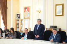 В Баку состоялась презентация романа Юнуса Огуза "Ovçu" (ФОТО)