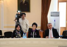 В Баку состоялась презентация романа Юнуса Огуза "Ovçu" (ФОТО)