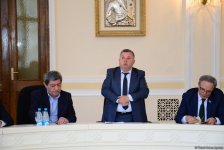 В Баку состоялась презентация романа Юнуса Огуза "Ovçu" (ФОТО)