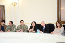 В Баку состоялась презентация романа Юнуса Огуза "Ovçu" (ФОТО)