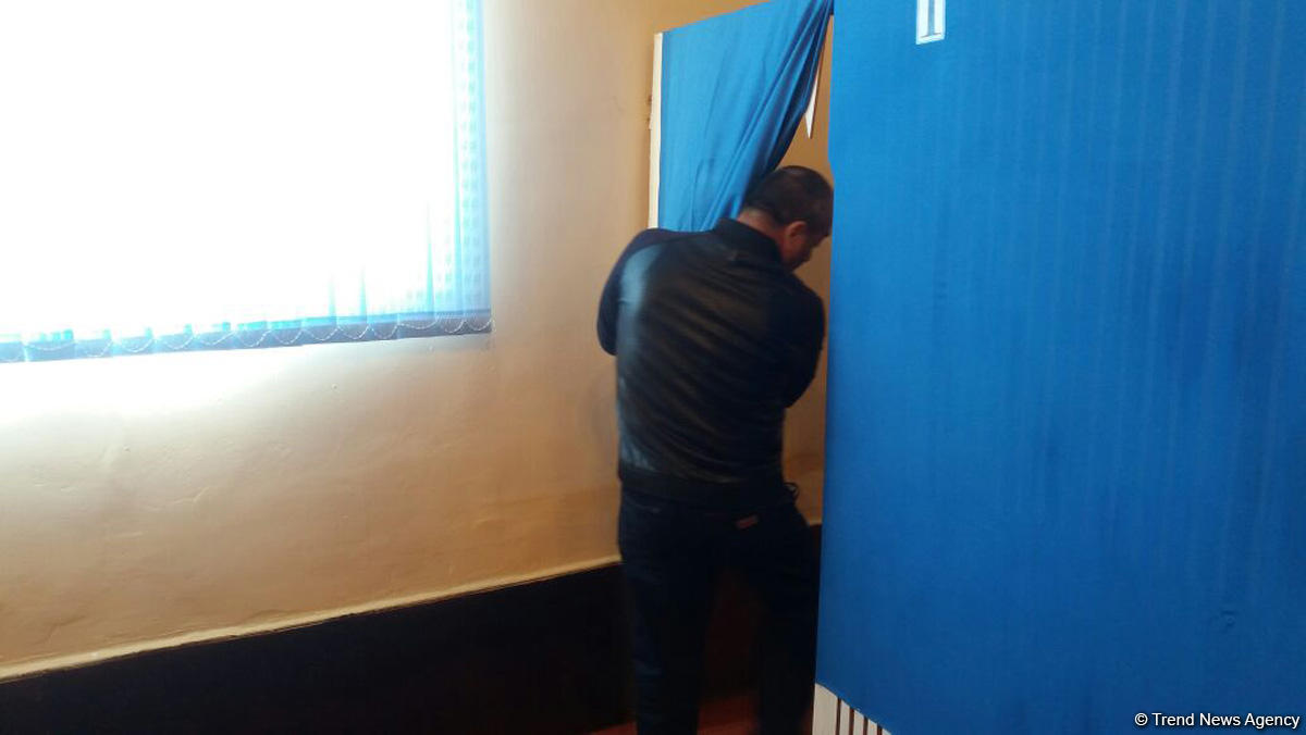 В исправительных учреждениях  проходит голосование на президентских выборах в Азербайджане (ФОТО)