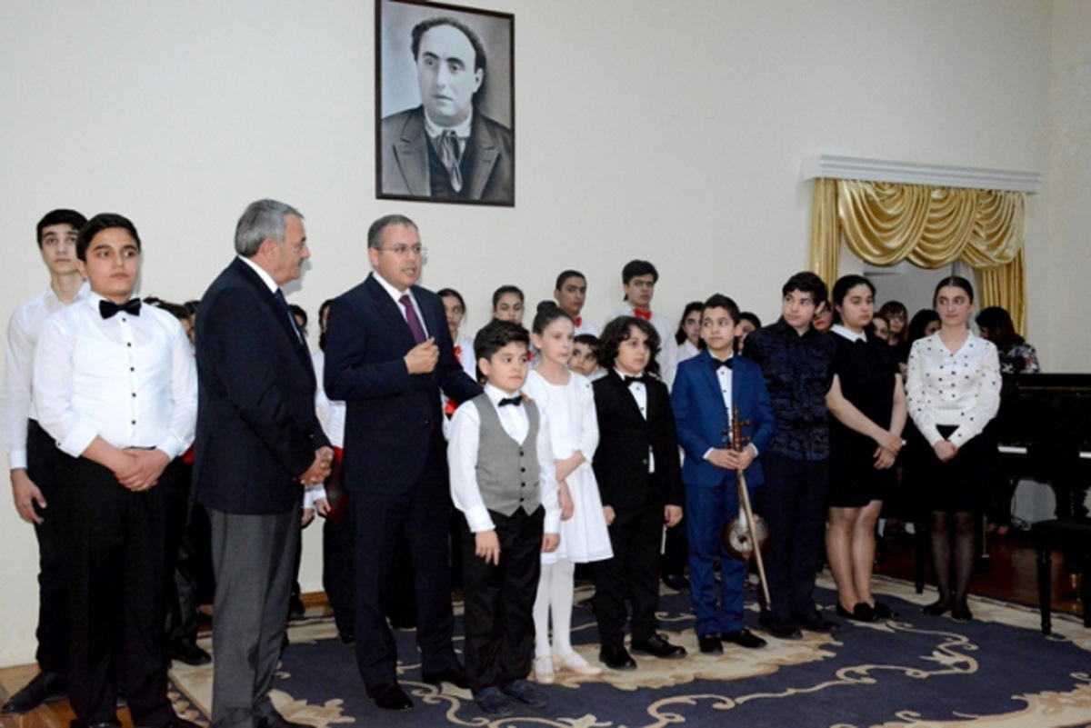 В бакинской школе состоялась концертная программа, посвященная 100-летию АДР (ФОТО)