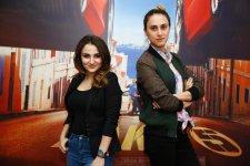 Люк Бессон "прокатил" бакинцев на такси (ФОТО)