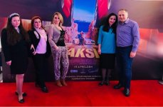 Люк Бессон "прокатил" бакинцев на такси (ФОТО)