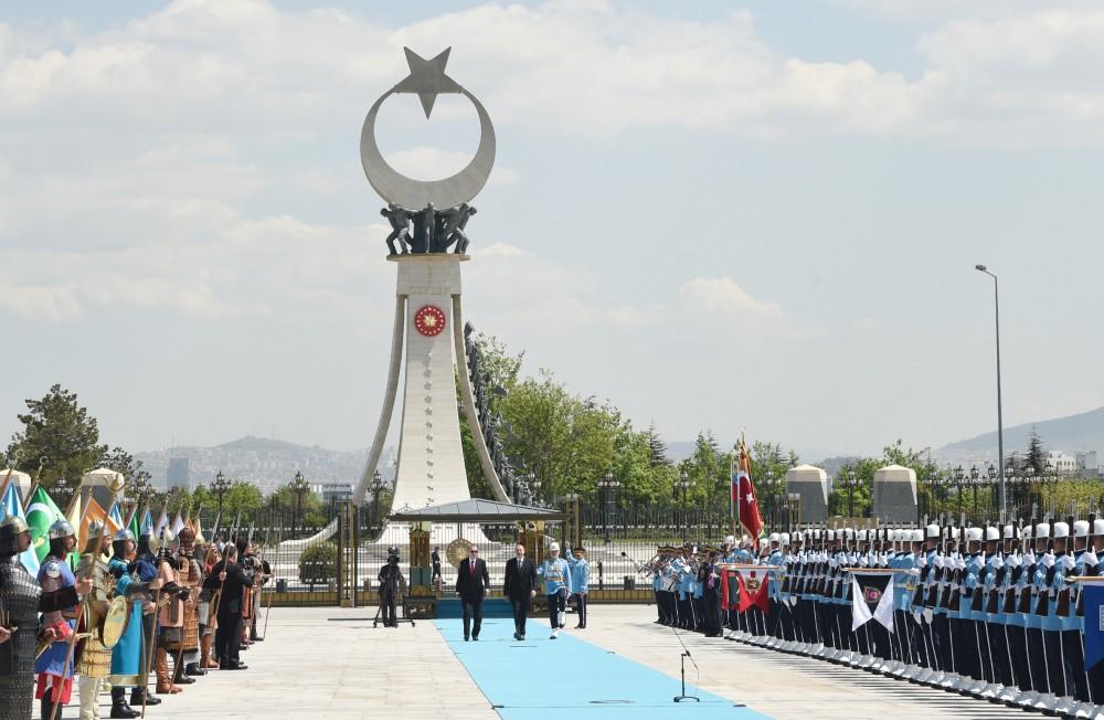 President Ilham Aliyev officially welcomed in Ankara (PHOTO)