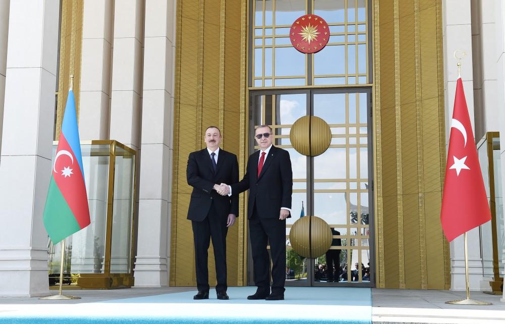 President Ilham Aliyev officially welcomed in Ankara (PHOTO)