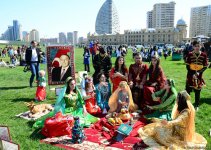 "День чтения" в парке Центра Гейдара Алиева стал большим праздником для любителей книг (ФОТО)