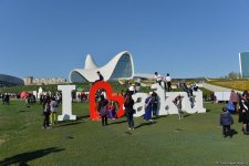 "День чтения" в парке Центра Гейдара Алиева стал большим праздником для любителей книг (ФОТО)