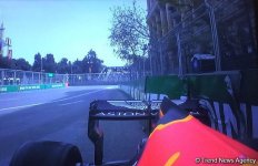 Пилот Red Bull Racing врезался в стену во время свободных заездов пилотов Формулы 1 в Баку (ФОТО)