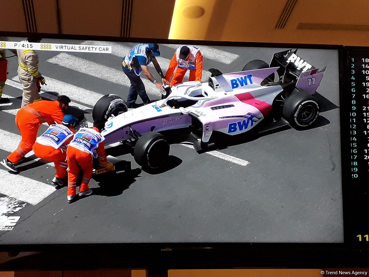 Во время свободной сессии в классе FIA Formula-2 в Баку произошла авария (ФОТО)