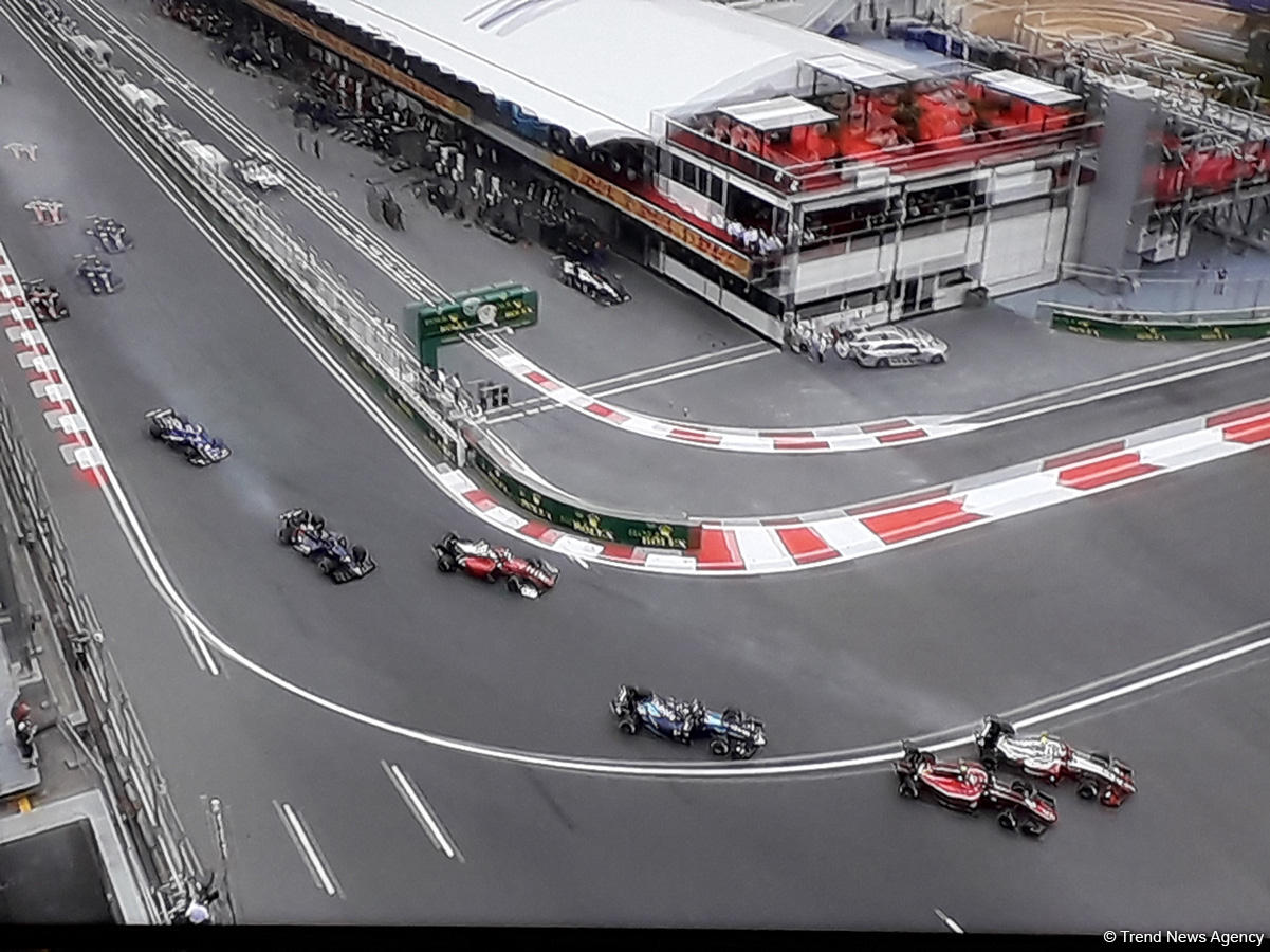 Dangerous moments of Formula 2 race in Baku (PHOTO)