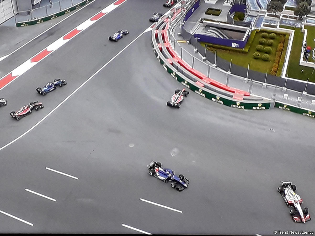 Dangerous moments of Formula 2 race in Baku (PHOTO)