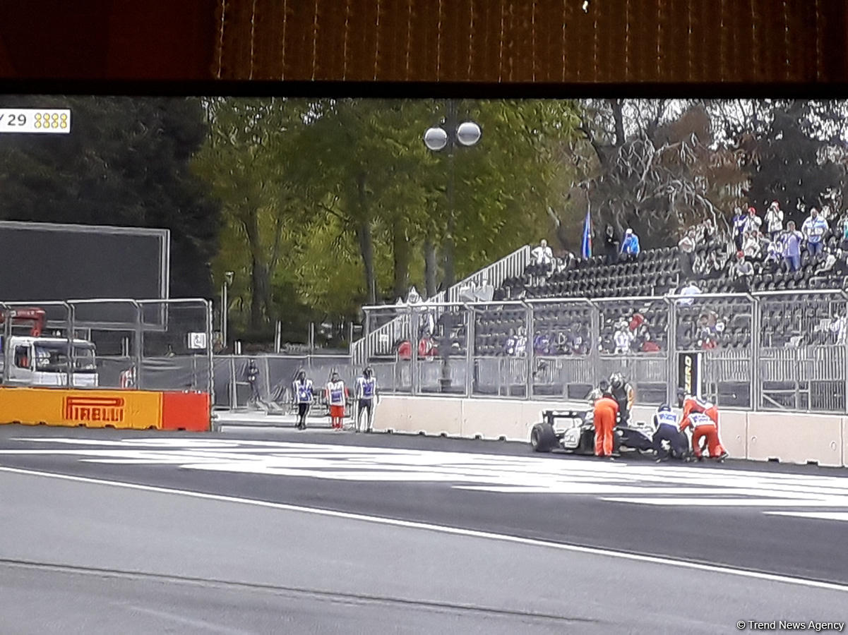 Dangerous moments of Formula 2 race in Baku (PHOTO)