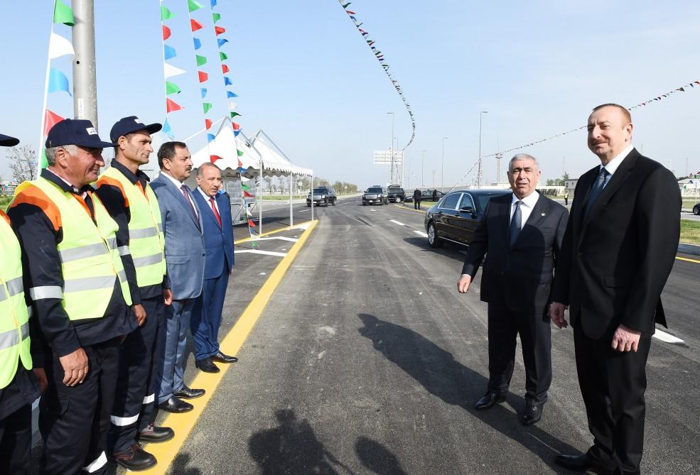 Президент Ильхам Алиев принял участие в открытии разноуровневой дорожной развязки и перехода к проспекту Гейдара Алиева в Баку (ФОТО)
