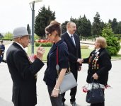Президент Азербайджана и его супруга приняли участие в торжественной церемонии по случаю 73-й годовщины Победы над фашизмом (ФОТО)