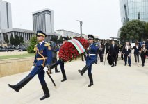 Президент Азербайджана и его супруга приняли участие в торжественной церемонии по случаю 73-й годовщины Победы над фашизмом (ФОТО)