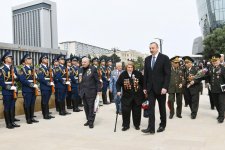 Президент Азербайджана и его супруга приняли участие в торжественной церемонии по случаю 73-й годовщины Победы над фашизмом (ФОТО)