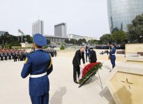 Президент Азербайджана и его супруга приняли участие в торжественной церемонии по случаю 73-й годовщины Победы над фашизмом (ФОТО)