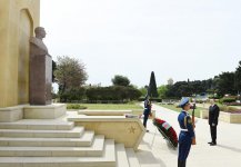 Президент Азербайджана и его супруга приняли участие в торжественной церемонии по случаю 73-й годовщины Победы над фашизмом (ФОТО)