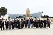 Президент Азербайджана и его супруга приняли участие в торжественной церемонии по случаю 73-й годовщины Победы над фашизмом (ФОТО)