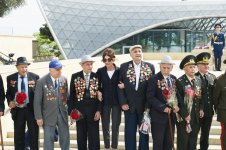Президент Азербайджана и его супруга приняли участие в торжественной церемонии по случаю 73-й годовщины Победы над фашизмом (ФОТО)