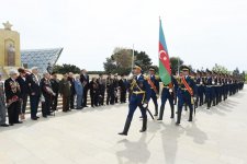 Президент Азербайджана и его супруга приняли участие в торжественной церемонии по случаю 73-й годовщины Победы над фашизмом (ФОТО)