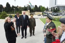 Президент Азербайджана и его супруга приняли участие в торжественной церемонии по случаю 73-й годовщины Победы над фашизмом (ФОТО)
