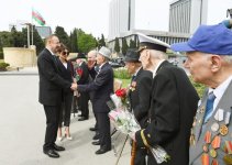 Президент Азербайджана и его супруга приняли участие в торжественной церемонии по случаю 73-й годовщины Победы над фашизмом (ФОТО)