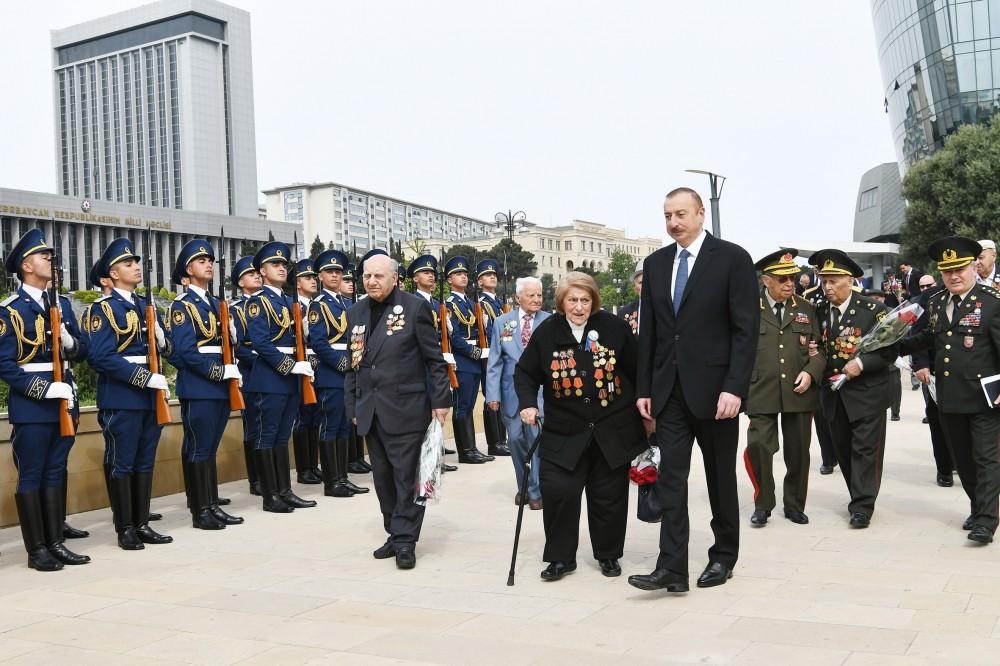 Президент Азербайджана и его супруга приняли участие в торжественной церемонии по случаю 73-й годовщины Победы над фашизмом (ФОТО)