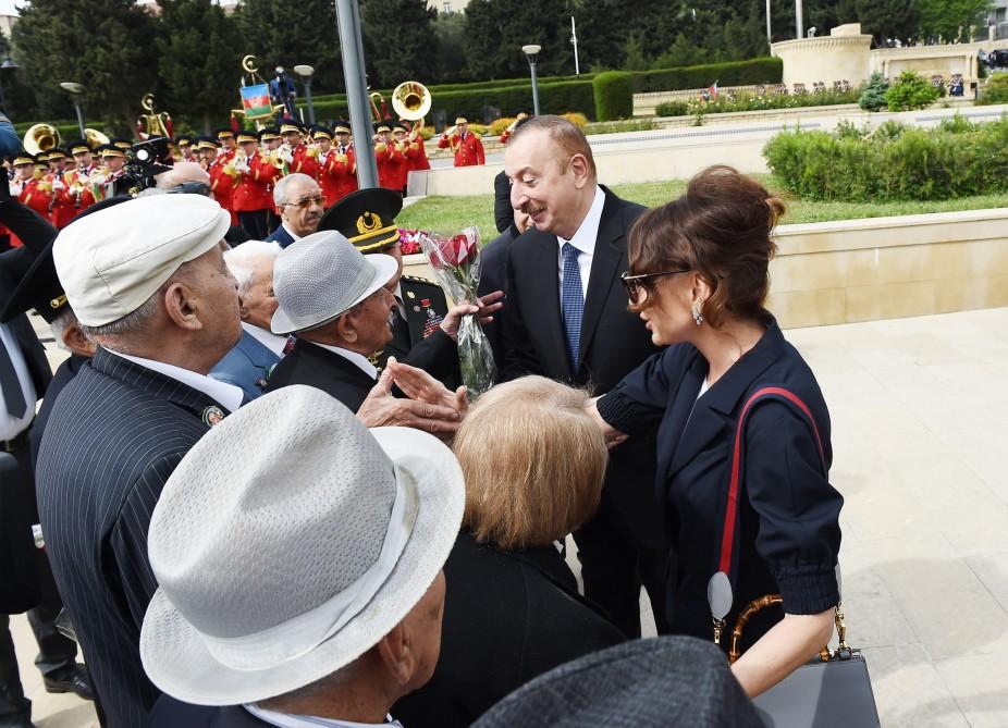 Президент Азербайджана и его супруга приняли участие в торжественной церемонии по случаю 73-й годовщины Победы над фашизмом (ФОТО)