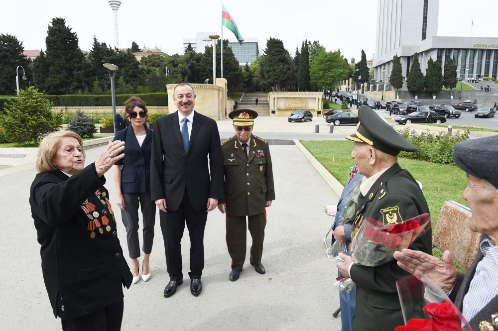 Президент Азербайджана и его супруга приняли участие в торжественной церемонии по случаю 73-й годовщины Победы над фашизмом (ФОТО)