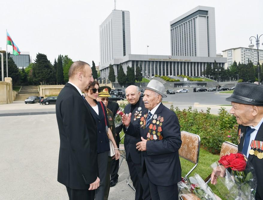 Президент Азербайджана и его супруга приняли участие в торжественной церемонии по случаю 73-й годовщины Победы над фашизмом (ФОТО)