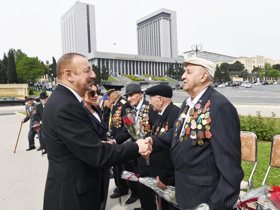 Президент Азербайджана и его супруга приняли участие в торжественной церемонии по случаю 73-й годовщины Победы над фашизмом (ФОТО)
