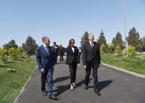 Президент Ильхам Алиев и Первая леди Мехрибан Алиева приняли участие в кампании по посадке деревьев, посвященной дню рождения великого лидера Гейдара Алиева (ФОТО)