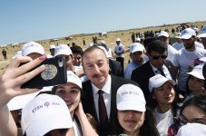Президент Ильхам Алиев и Первая леди Мехрибан Алиева приняли участие в кампании по посадке деревьев, посвященной дню рождения великого лидера Гейдара Алиева (ФОТО)