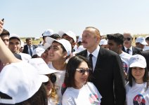 Президент Ильхам Алиев и Первая леди Мехрибан Алиева приняли участие в кампании по посадке деревьев, посвященной дню рождения великого лидера Гейдара Алиева (ФОТО)