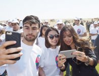 Президент Ильхам Алиев и Первая леди Мехрибан Алиева приняли участие в кампании по посадке деревьев, посвященной дню рождения великого лидера Гейдара Алиева (ФОТО)
