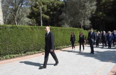 Президент Ильхам Алиев и Первая леди Мехрибан Алиева посетили  могилу общенационального лидера Гейдара Алиева (ФОТО)