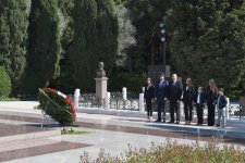 Президент Ильхам Алиев и Первая леди Мехрибан Алиева посетили  могилу общенационального лидера Гейдара Алиева (ФОТО)