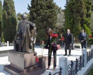 Президент Ильхам Алиев и Первая леди Мехрибан Алиева посетили  могилу общенационального лидера Гейдара Алиева (ФОТО)