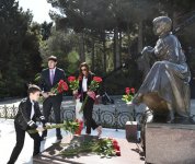 Президент Ильхам Алиев и Первая леди Мехрибан Алиева посетили  могилу общенационального лидера Гейдара Алиева (ФОТО)