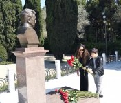 Президент Ильхам Алиев и Первая леди Мехрибан Алиева посетили  могилу общенационального лидера Гейдара Алиева (ФОТО)
