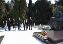 Президент Ильхам Алиев и Первая леди Мехрибан Алиева посетили  могилу общенационального лидера Гейдара Алиева (ФОТО)