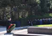 Президент Ильхам Алиев и Первая леди Мехрибан Алиева посетили  могилу общенационального лидера Гейдара Алиева (ФОТО)