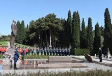 Президент Ильхам Алиев и Первая леди Мехрибан Алиева посетили  могилу общенационального лидера Гейдара Алиева (ФОТО)