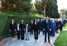 Президент Ильхам Алиев и Первая леди Мехрибан Алиева посетили  могилу общенационального лидера Гейдара Алиева (ФОТО)