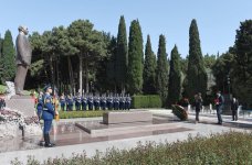 Президент Ильхам Алиев и Первая леди Мехрибан Алиева посетили  могилу общенационального лидера Гейдара Алиева (ФОТО)