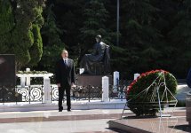 Президент Ильхам Алиев и Первая леди Мехрибан Алиева посетили  могилу общенационального лидера Гейдара Алиева (ФОТО)
